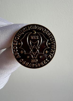 Пін значок металевий брошка спіритична дошка уїджа ouija з кажаном – містичний емалевий значок
