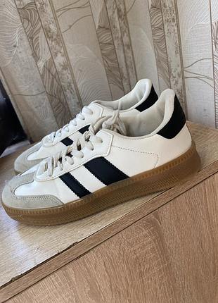 Adidas кросівки