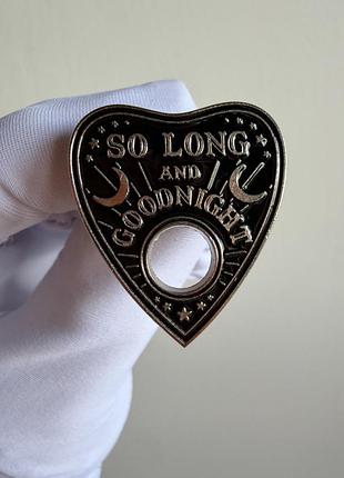 Пін значок металевий брошка у стилі дошки уїджа “so long and goodnight” – готичний емалевий значок