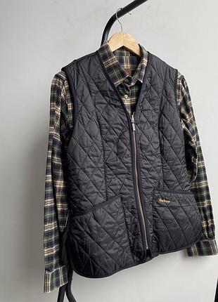 Стильна стьобана жилетка barbour