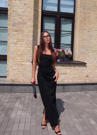 Сукня з моделюючим ефектом