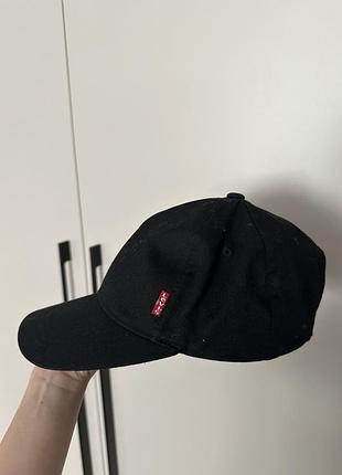 Черная кепка levi’s