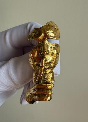 Металева брошка дизайнерська сюрреалістичне обличчя з рукою — золота маска