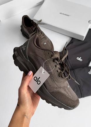 Кросівки жіночі alo yoga runner brown