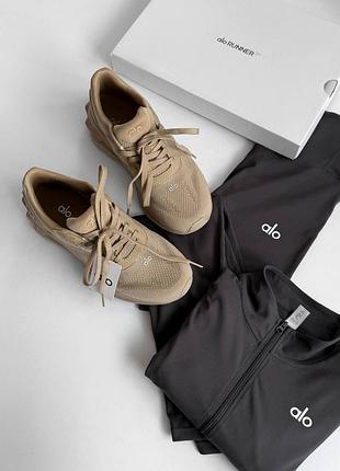 Кросівки жіночі alo yoga runner beige