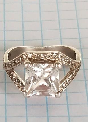 Серебряная кольца, 925 пробы с прозрачным квадратным камнем и фианитами. диаметр 16 мм.