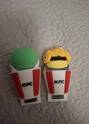 Крепление наклейки на телефон игрушки kfc