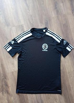 Брендова футболка adidas.
