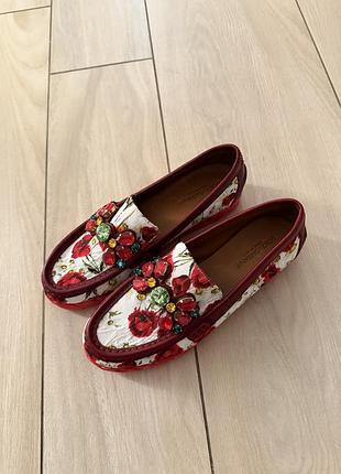 Яркие лоферы dolce & gabbana модели palermo из текстиля с цветочным принтом дополнены выразительным кристальным декором