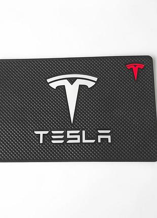 Антиковзаючий килимок на панель авто tesla