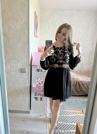 Плаття із вишивкою zara