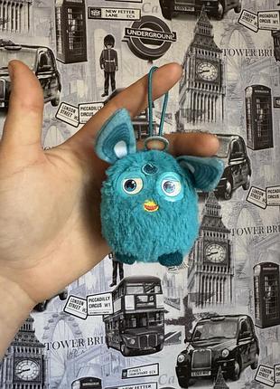 Колекційний плюшевий брелок furby connect бірюзового кольору від hasbro, випущений як іграшка у mcdonald's happy meal у 2016–2017 роках