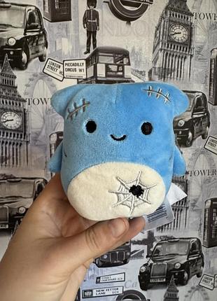 М’яка іграшка squishmallows у вигляді блакитної акули-молота на тему гелловіну на ім'я nitro the shark