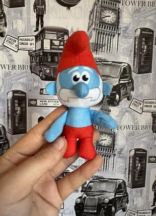 М'яку іграшку папу смурфа (papa smurf) із серії плюшевих фігурок «смурфики» (випуску mcdonald's happy meal 2022 рок