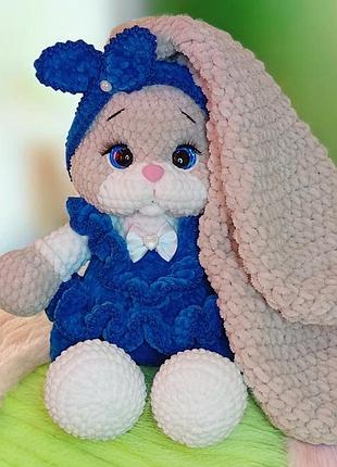Мягкая игрушка зайка с длинными ушками из качественной плюшевой пряжи связана крючком