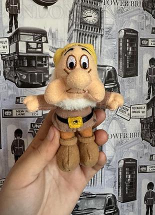 Вінтажну міні-плюшеву іграшку (серії bean bag plush) із зображенням гнома чзєх/чхун (сніззі / sneezy) із класичного мультфільму disney