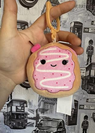 М'яка іграшка-брелок squishmallows (модель perl the cherry jelly donut / вишневий пончик перл) розміром 3,5 дюйма з пластиковим карабіном