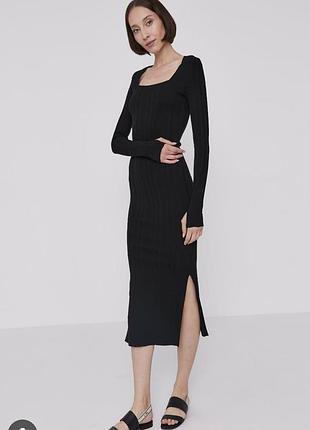 Силуетное с разрезом на боку платье 👗