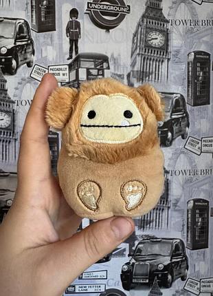 Цей мініатюрний плюшевий біткоїн/снігова людина — це іграшка squishmallows benny the bigfoot (версія з випуску happy meal у mcdonald's 2023 року)