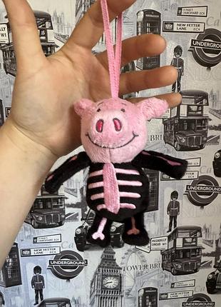 М'яку підвісну іграшку percy pig (свинка персі) у рожевому костюмі скелета з колекції на геловін від британського бренду marks & spencer.