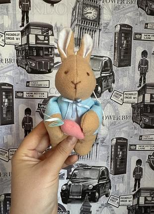 Вінтажний кролик пітер (peter rabbit) у фірмовому блакитному піджаку ізюминкою у вигляді рожевої морквинки від бренду eden toys (за мотивами казок
