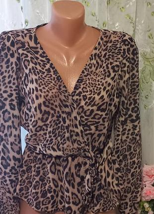 Легкая блуза на запах с леопардовым принтом.