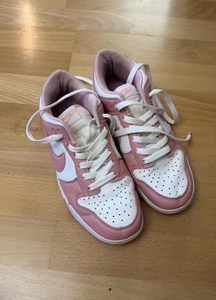 Nike dunk low рожево-білі кросівки. розімр 38,5.