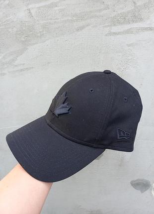 Кепка new era має тональний вишитий логотип кленового листа