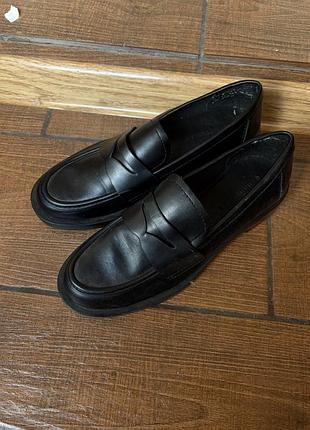 Чорні лофери stradivarius розмір 39