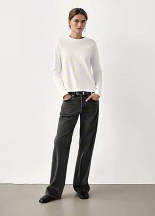 Білий брендовий лонгслів uniqlo