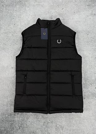 Демисезонная мужская жилетка fred perry черная безрукавка (жилет) фред пери на весна/лето/осень s / m / l / xl / xxl / xxl / xxl