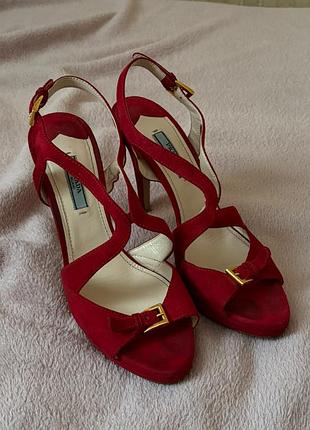 Босоніжки червоні prada