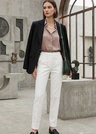 Белые зауженные брюки zara с эластичным поясом (размер 42-44)