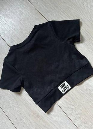 Кроп-топ в рубчик від бренду zara