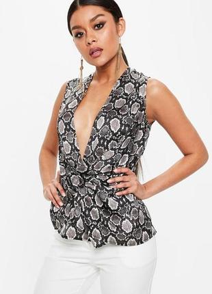Эффектный топ, блуза от бренда missguided