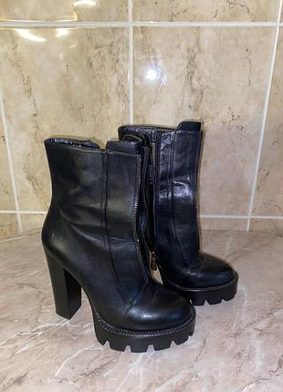 Ботильйони шкіряні zara 38р ,чорні,мають масивний каблук та тракторну підошву,дуже зручні ,підходять на осінь-весну. в чудовому стані,вдягнені 2 рази.