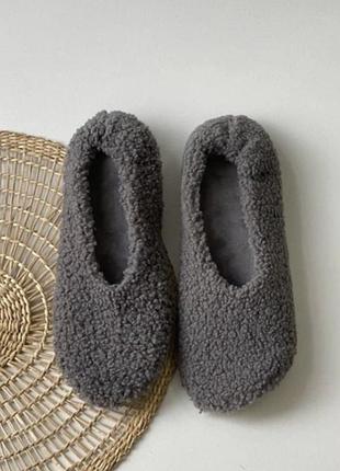 Домашние теплые тапочки с эффектом памяти (memory foam) от бренда primark. 

данная модель изготовлена из высококачественного искусственного меха.