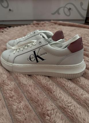 Нові, білі, шкіряні жіночі кросівки calvin klein jeans chunky low top з рожевими акцентами.