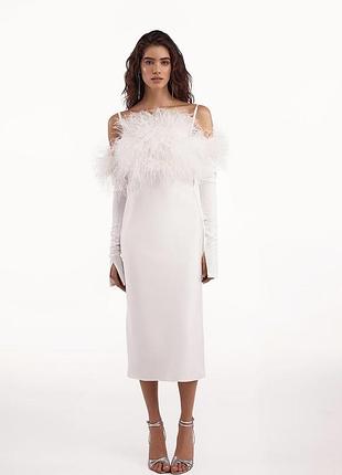 Біла атласна сукня у стилі sleep dress з атласу на бретелях, з пірʼям, довжини міді