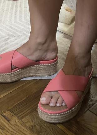 Шльопанці на платформі коралові fitflop