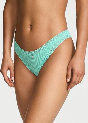 Хлопковые трусики стринги с кружевной отделкой victorias secret