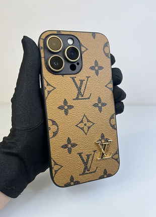 Чохол lv для iphone з металевим значком та захистом лінз камери