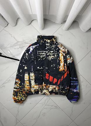 Оригінальний пуховик supreme з крутим та яскравим принтом нічного міста (city lights). дуже стильна, об'ємна і тепла модель на холодну осінь та зиму.