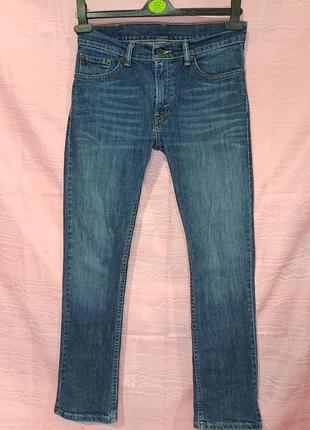 Джинси levi's 511 slim fit синього кольору з характерним шкіряним патчем.