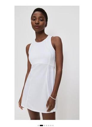 Біла спортивна тенісна сукня бренду sweaty betty.