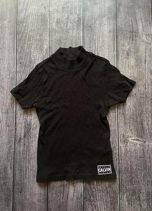 Футболка calvin klein у рубчик із високим горлом