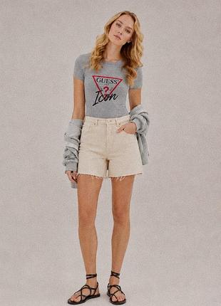 Серая футболка guess