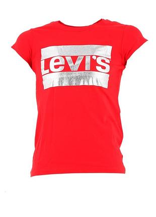 Ярко-красная футболка от levi's украшена стильным серебристым логотипом с металлическим блеском на груди.