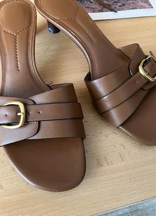 Шкіряні босоніжки мюлі zara коричневі, золота пряжка, розмір 38