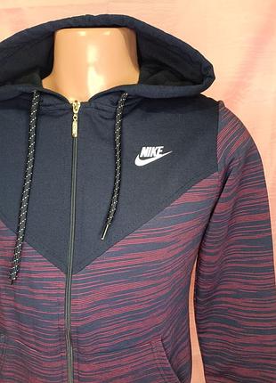 Чоловіча толстовка nike має темно-синю верхню частину та червоно-синій смугастий візерунок на рукавах і нижній частині корпусу.